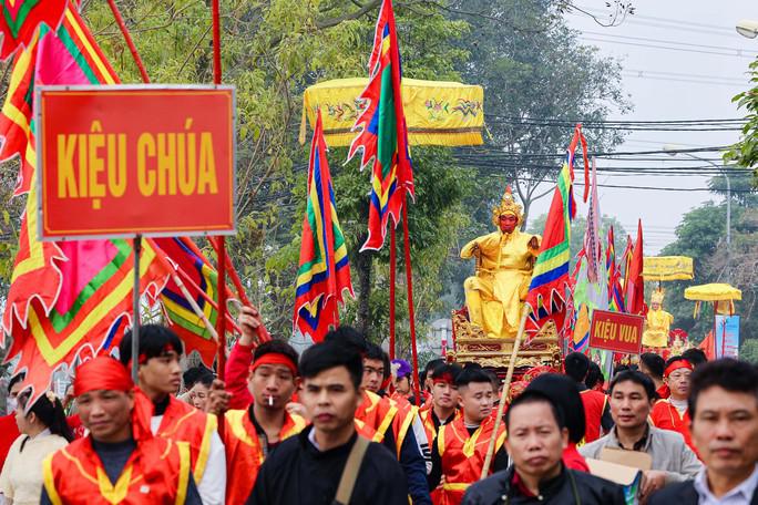 Năm nay, hai bậc cao niên gồm cụ Nguyễn Quang Vinh đóng vai “Vua sống” còn cụ Trần Văn Tích (73 tuổi) giả làm “Chúa sống”. Kiệu “Chúa sống” năm nay được gần 30 thanh niên là con cháu dòng họ Trần thay phiên nhau đỡ và tung hô. Trong khi trai tráng tung kiệu, "Chúa sống" ngồi trên vung kiếm chém để khuấy động hào khí. Bên cạnh vai Vua và Chúa, người dân Thụy Lôi còn rước kiệu võng chở 4 "vị quan" trong vai Thị vệ, Tán lý, Đề lĩnh và Trấn thủ (trên 60 tuổi). Các "thê thiếp, con cháu" đi bên cạnh.