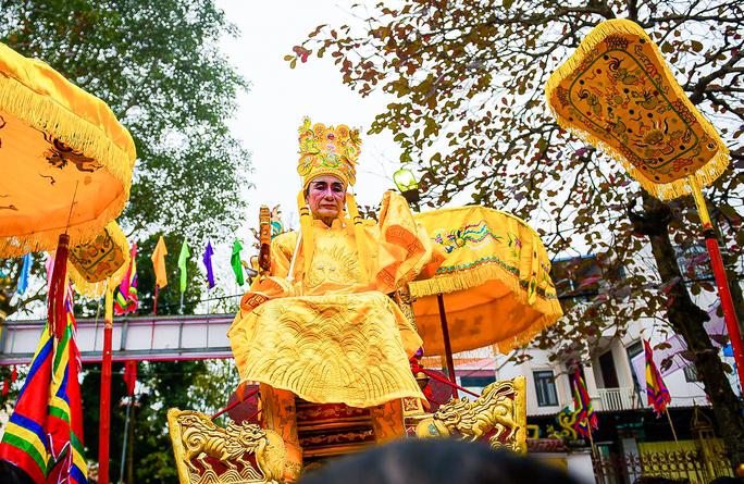 Theo ban tổ chức Lễ hội đền Sái, trong ngày chính hội, mọi người đều hóa trang, đánh phấn, mặc quần áo, đội mũ, đi hia. Người được chọn đóng Vua sẽ tự lên đền Thượng làm lễ tế Đức Thánh Cao Sơn Đại Vương, trong khi người được chọn đóng Chúa sẽ lên đền Sái làm lễ thỉnh Đức Thánh Huyền Thiên Trấn Vũ.