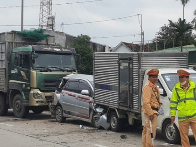 Tai nạn liên hoàn 5 ô tô khi dừng đèn đỏ ở Quảng Ngãi