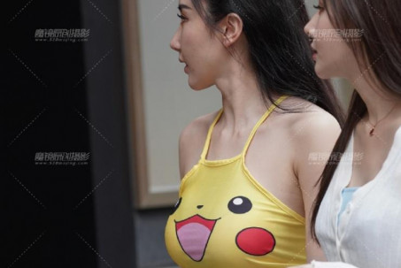 Người đẹp mặc yếm in hình pikachu xuống phố: Lạ mắt hay biến tấu thiếu duyên?