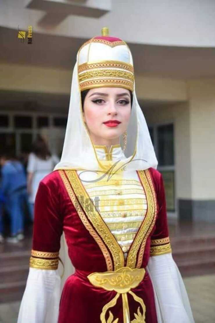 Có khoảng 5,3 triệu người Circassian trên thế giới. Họ sống nhiều nhất ở Thổ Nhĩ Kỳ sau đó là Nga,&nbsp;Jordan,&nbsp;Ai Cập, Iran, Israel, Ukraine, Belarus, Ba Lan,...
