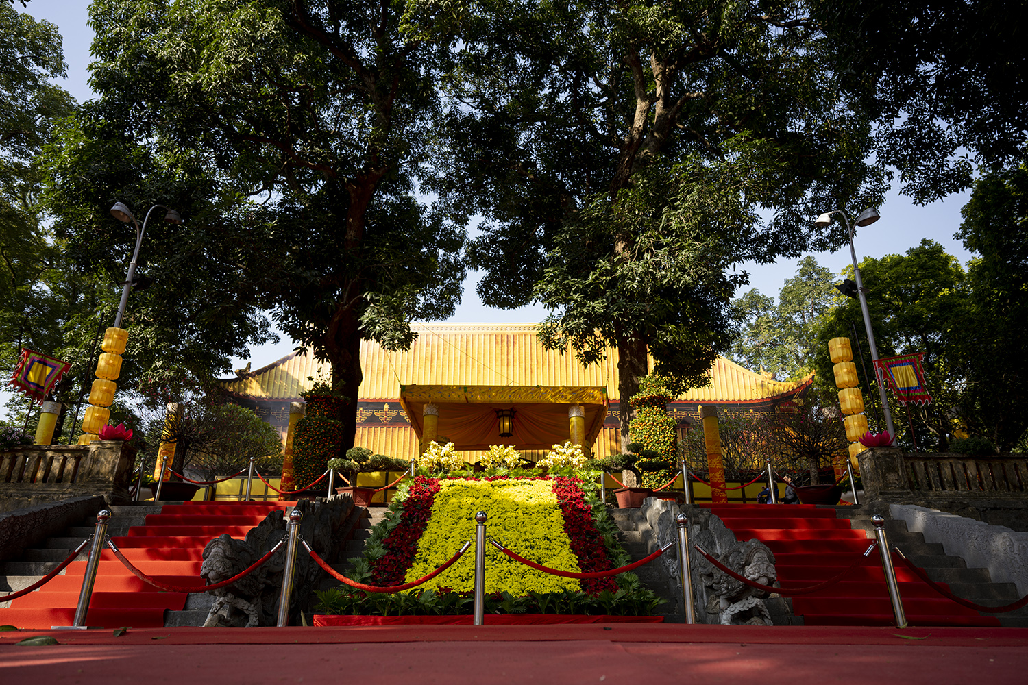 Mới đây Phó Thủ tướng Trần Hồng Hà đã ký Quyết định số 41/QĐ-TTg ngày 30/1/2023 công nhận 27 bảo vật quốc gia (đợt 11, năm 2022), trong đó nổi bật có bộ thành bậc điện Kính Thiên thế kỷ XVII, hiện lưu giữ tại Trung tâm Bảo tồn Di sản Thăng Long - Hà Nội.