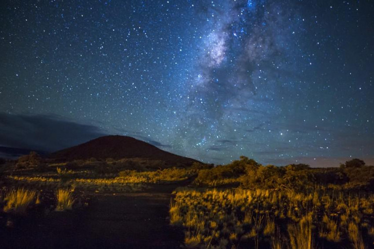 Du khách hãy leo lên ngọn núi Mauna Kea của Hawaii để chiêm ngưỡng bầu trời đầy sao. Ảnh: Lonely planet.