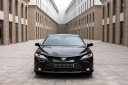 Giá xe Toyota Camry niêm yết và lăn bánh tháng 2/2023