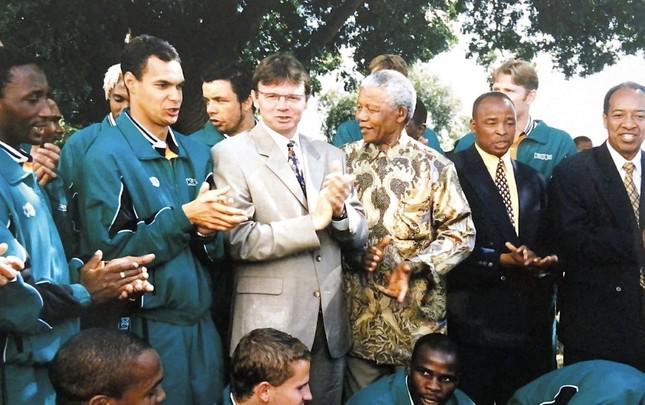 HLV Philippe Troussier gặp Tổng thống Nam Phi Nelson Mandela khi còn làm việc ở châu Phi.