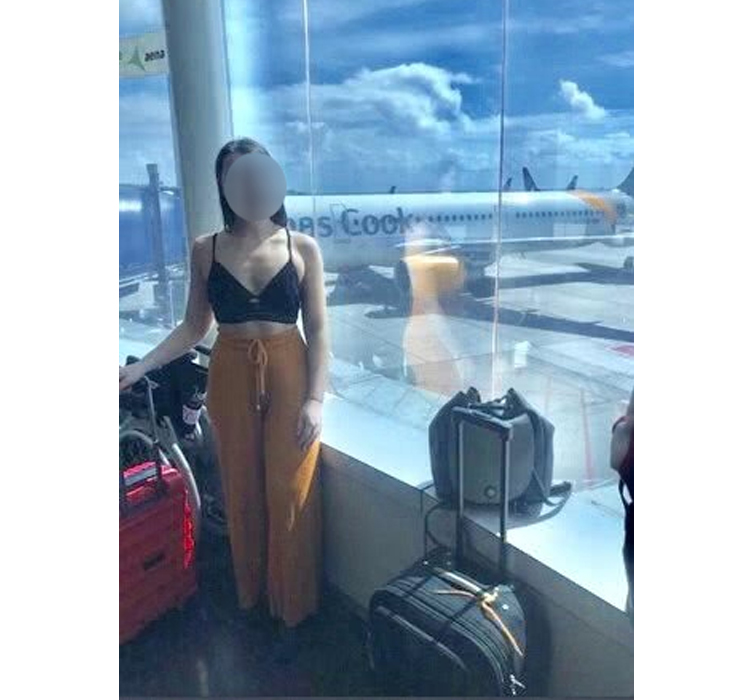 Tuy nhiên, một số hãng hàng không có quy định khá khắt khe đối với trang phục của hành khách. Không ít cô nàng từng bị cấm lên máy bay vì "hồn nhiên" mặc áo ngực (kể cả bra thể thao chuyên dụng ra sân bay), điển hình như American Airlines.
