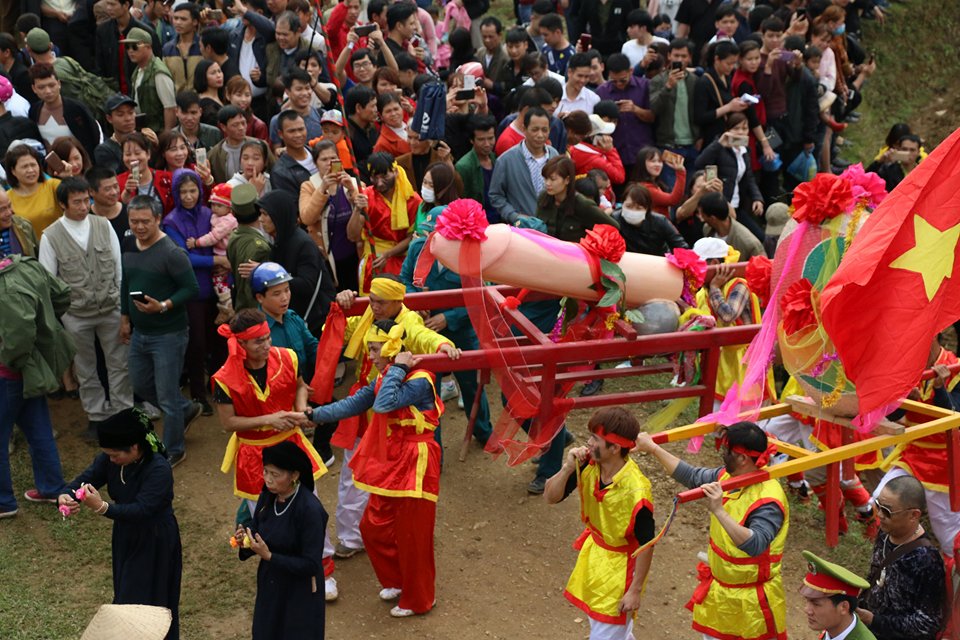 Màn rước “của quý” táo bạo tại lễ hội Ná Nhèm. Ảnh chụp năm 2018