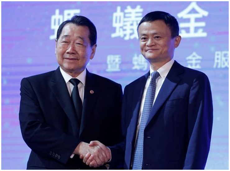 Jack Ma và tỷ phú Thái Lan bắt tay nhau trong một cuộc gặp.