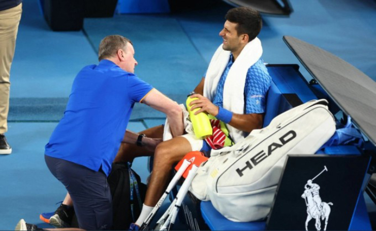 Djokovic rách gân kheo vẫn nén đau thi đấu