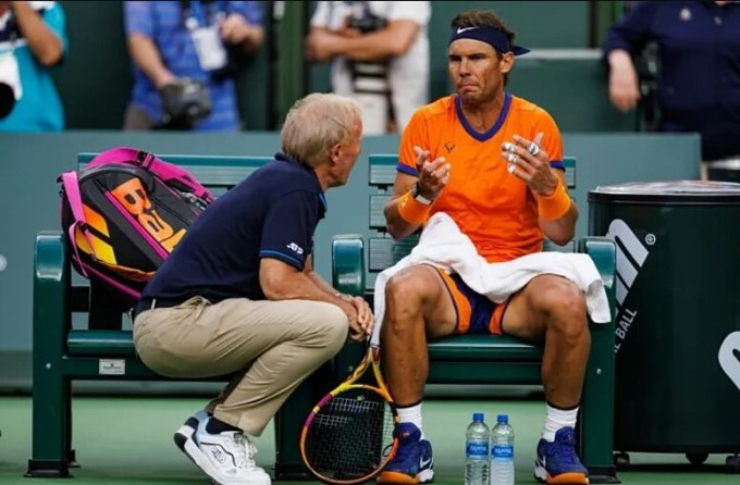 Nadal tiêm thuốc tê vào dây thần kinh để làm mất cảm giác đau ở chân tại Roland Garros 2022