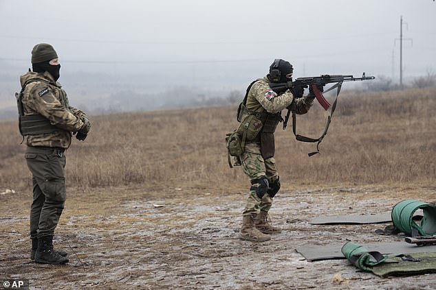 Binh sĩ Nga huấn luyện tại một trường bắn ở Donetsk.