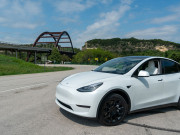 Tin tức ô tô - Tesla Model Y đang chạy trên cao tốc thì bất ngờ rơi vô-lăng