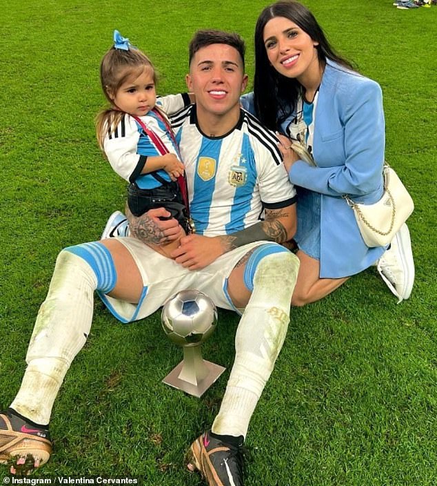 Valentina và Olivia lao vào sân ở Qatar để chúc mừng Enzo sau chiến thắng World Cup của Argentina