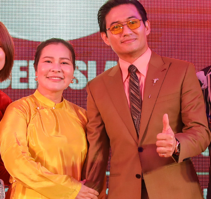 Nam diễn viên Quý Bình gần như vắng bóng trên màn ảnh kể từ khi kết hôn với bà xã doanh nhân Ngọc Tiền được coi là “bà trùm” bất động sản Phú Quốc. Cơ ngơi bất động sản của vợ Quý Bình tính đến cuối năm 2019 đã có tổng nguồn vốn kinh doanh của công ty là 436 tỷ đồng.
