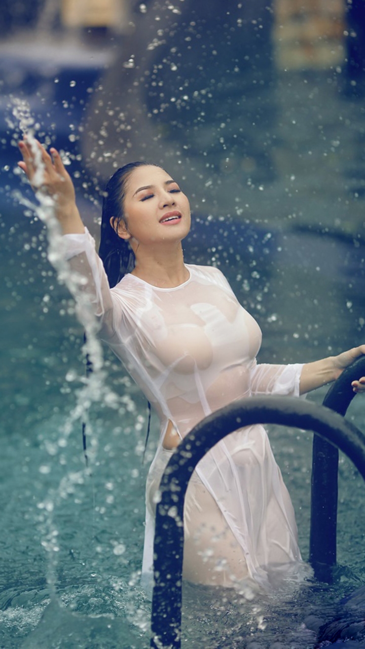 Vì bộ ảnh tai tiếng, thị phi bất ngờ đổ lên đầu Thái Nhã Vân với loạt bình luận chỉ trích, chê bai, ném đá.
