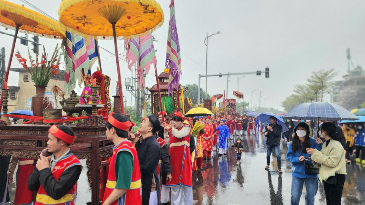 Hàng nghìn người dân dự lễ rước ở hội Lim giữa trời mưa rét - 2