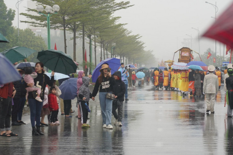 Theo quan sát của phóng viên, tới khoảng 7h sáng đã có hàng nghìn người tới đây tham gia lễ rước cũng như đi xem lễ.