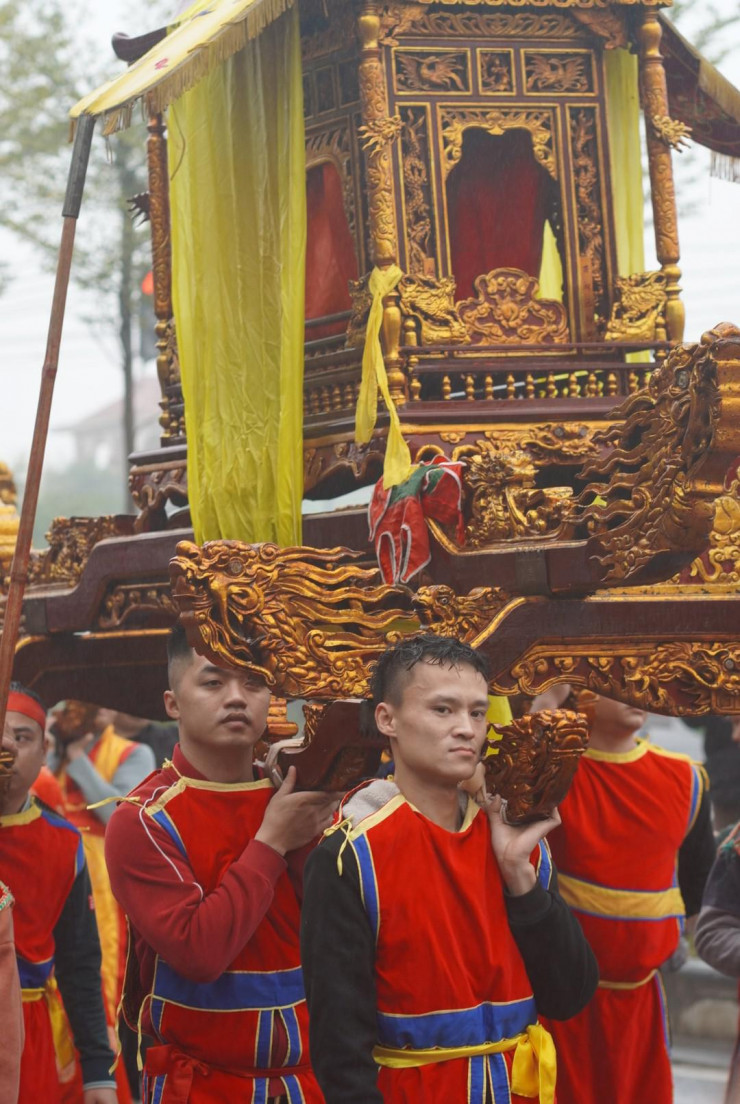 Trong ngày lễ chính (ngày 13 tháng Giêng) với các nghi thức rước, tế lễ thành hoàng làng, các danh thần liệt nữ của quê hương tại đền Cổ Lũng, lăng Hồng Vân, lăng quận công Đỗ Nguyên Thụy, dâng hương cúng Phật, cúng bà mụ Ả ở chùa Hồng.