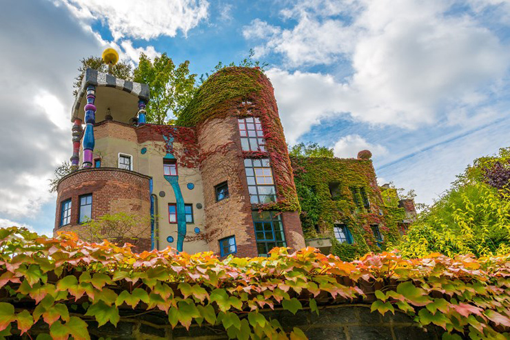 Tổ hợp tòa nhà “Hundertwasser in den Wiesen” ở thị trấn nhỏ Bad Soden, Đức được thiết kế như một chung cư gồm 22 căn hộ. Đặc điểm tổng thể của tòa nhà rất khác với kiến trúc truyền thống của Đức, với các cột đính cườm tinh xảo và mái vòm mạ vàng giống các nhà thờ Hồi giáo.
