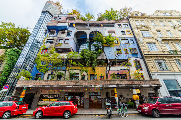 Hundertwasserhaus là tòa nhà chung cư đầy màu sắc nằm gần trung tâm thành phố Vienna ở quận Landstraße. Mỗi căn hộ trong 52 căn đều được sơn màu sắc khác nhau và đều có cây xanh bao phủ. Một số cây được trồng ở ban công, một số cây che phủ mái nhà, một số khác được trồng từ trong nhà và cành của chúng thò ra ngoài cửa sổ. Việc xây dựng tòa nhà chung cư sáng tạo kết thúc vào năm 1985, ngày nay nó là một phần của di sản văn hóa Vienna.
