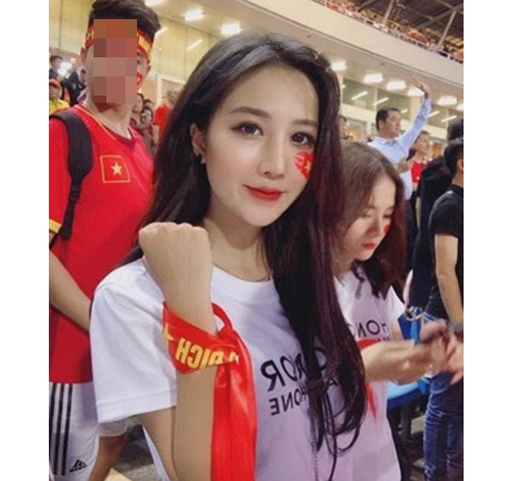 Trần Linh Hương là hot girl Tuyên Quang gây chú ý trên mạng xã hội khi xuất hiện trên khán đài cổ vũ tuyển Việt Nam giải AFF Cup 2018, trận bán kết lượt về giữa đội tuyển Việt Nam và Philippines. 
