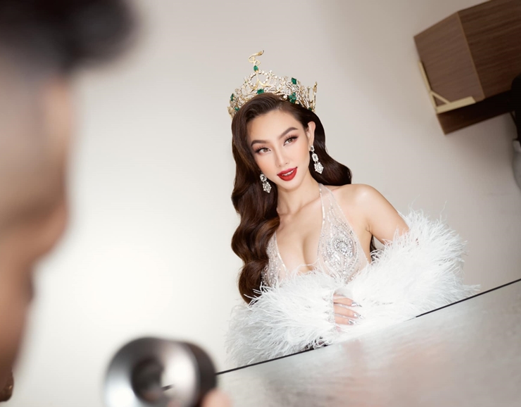 Mặc dù không quá cao nhưng Thùy Tiên được ngợi khen cho thần thái chuẩn &#34;beauty queen&#34;.&nbsp;
