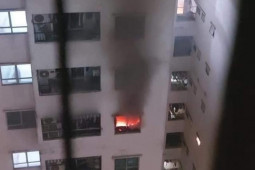 Cháy tầng cao chung cư đông dân nhất Hà Nội, cư dân ôm con tháo chạy