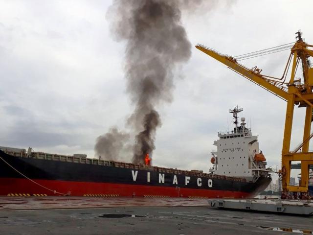 TP.HCM: Tàu hàng neo đậu tại cảng bất ngờ bốc cháy dữ dội