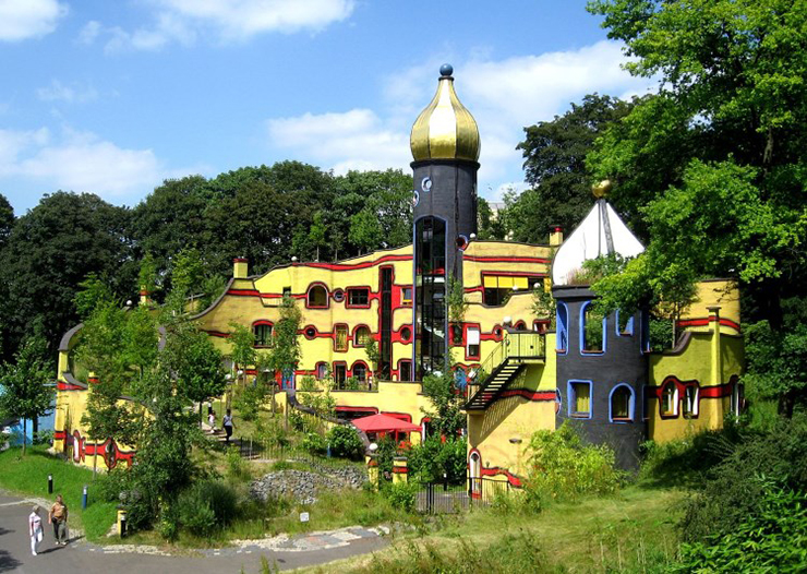 Ronald McDonald Haus ở Essen là một trong 16 ngôi nhà ở Đức là nơi trú ngụ&nbsp;cho các gia đình có trẻ em bị bệnh nặng được điều trị tại các bệnh viện gần đó. Tòa nhà với 17 phòng đặc biệt đầy màu sắc. Mỗi yếu tố trong thiết kế của ngôi nhà này đều có ý nghĩa nhất định, ví dụ những cây con mọc ra từ bức tường đại diện cho khát vọng sống.
