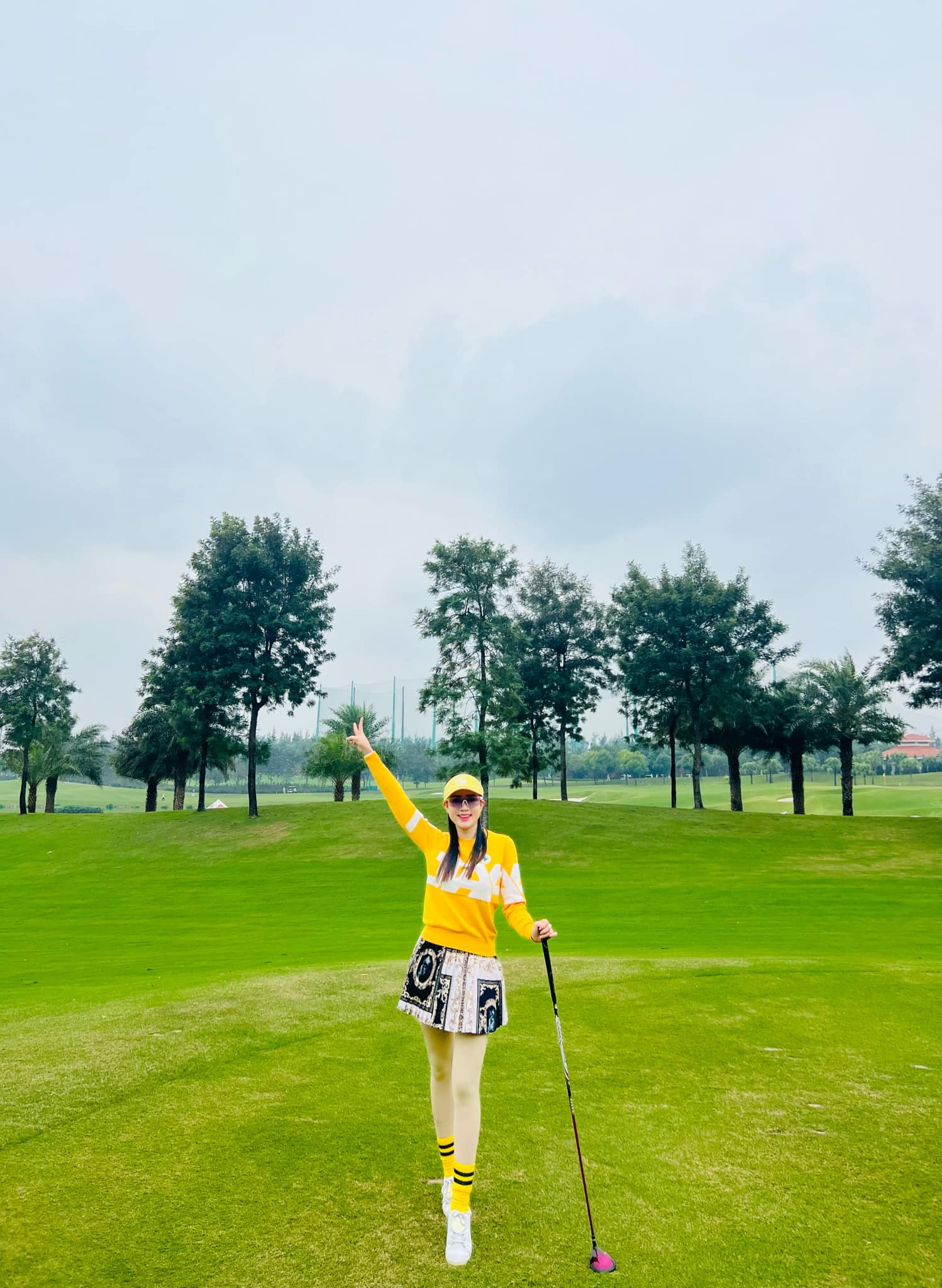 Thanh Hằng có niềm đam mê với bộ môn golf nên cô rất chú trọng về việc lựa chọn váy áo mỗi lần ra sân.