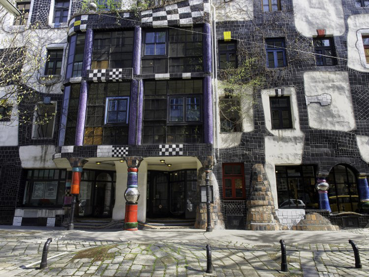 KunstHausWien (Art House Vienna) là nơi&nbsp;duy nhất trên thế giới có triển lãm thường trực về nghệ sĩ&nbsp;Hundertwasser, ngoài ra cũng&nbsp;thường xuyên tổ chức các cuộc triển lãm tạm thời của nhiều nghệ sĩ khác. Bảo tàng được thành lập thông qua việc cải tạo tòa nhà năm 1892, nơi đặt nhà máy sản xuất đồ nội thất Thonet. Toàn bộ tòa nhà đã được cải tạo theo phong cách Hundertwasser điển hình, với các tầng lượn sóng, nhấp nhô.
