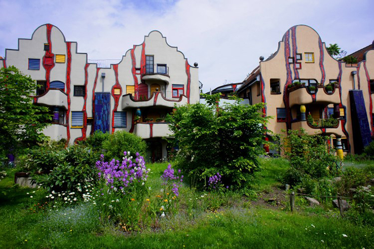 Ngôi nhà Hundertwasser ở Plochingen là một công trình kiến trúc và nghệ thuật bắt mắt ở thị trấn miền nam nước Đức này. Nó nổi bật với màu sắc vui tươi, ban công lạ mắt, dải gốm tượng trưng cho những vệt mưa chảy ra từ tòa nhà, và cây cối mọc lên từ những cánh đồng hoa vàng và mái nhà.
