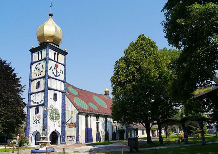 Hundertwasserkirche hay Nhà thờ Giáo xứ St Barbara là một nơi đầy màu sắc, tươi vui ở thị trấn Bärnbach của Áo. Nhà thờ ban đầu được xây dựng vào những năm 1950 và được thiết kế lại bởi Hundertwasser cùng với kiến trúc sư Manfred Fuchsbichler. Tháp, mái, mặt tiền, mái vòm phủ vàng và các thiết kế&nbsp;rất phong phú, đa dạng về hình thức. Tòa nhà được bao quanh bởi 12 cổng đại diện cho các tôn giáo và nền văn hóa lớn.
