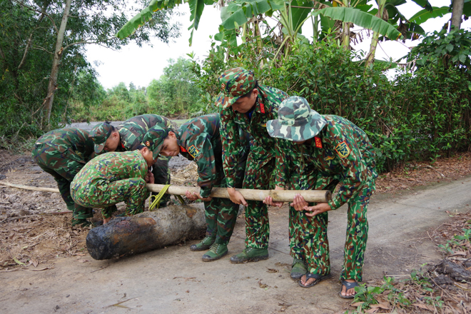 Ngành chức năng đưa quả bom nặng khoảng 250kg về nơi tập kết an toàn. Ảnh:&nbsp;Huỳnh Quang