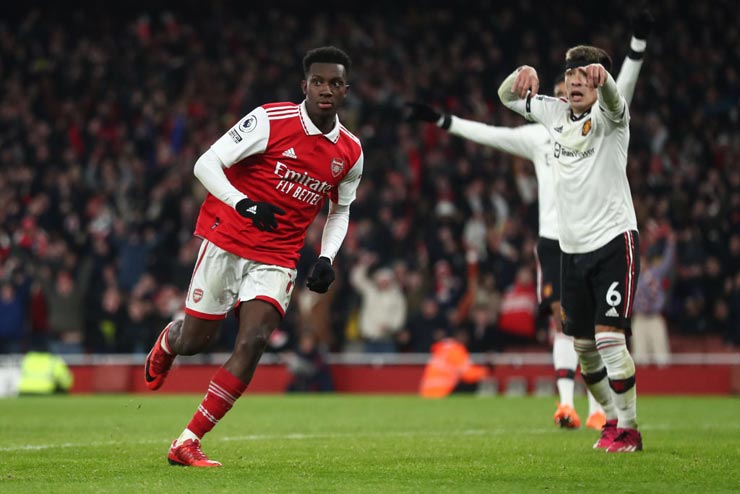 Arsenal thắng kịch tính MU 3-2 ở vòng 21 giải Ngoại hạng Anh để giữ vững ngôi đầu bảng khi hơn đội đứng thứ 2 Man City 5 điểm