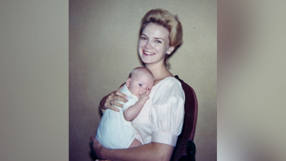 Mary Horton Vail bên con trai đầu lòng của mình.