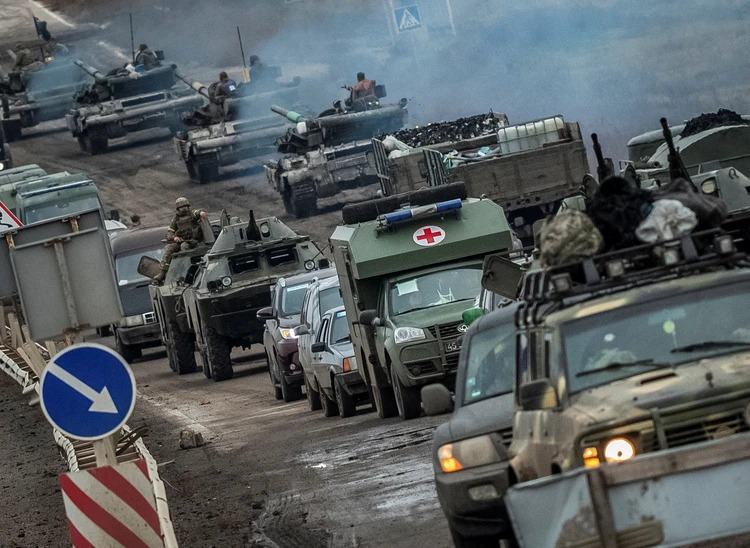 Một đoàn xe tăng và phương tiện quân sự của quân đội Ukraine tiến ra tiền tuyến (ảnh: CNN)