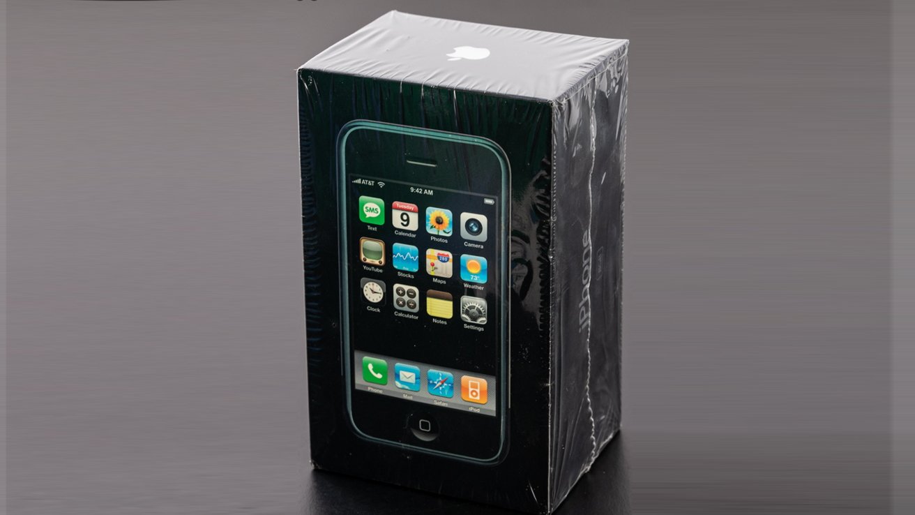 Chiếc&nbsp;iPhone đầu tiên còn nguyên hộp được đem ra đấu giá.