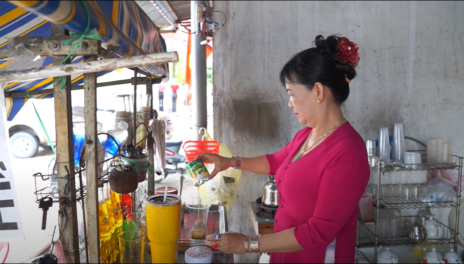 Cô Phạm Thị Thu Trang bên quán cà phê nhỏ ở Đồng Nai