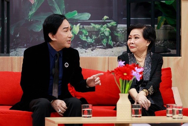 Nghệ sĩ Kim Tử Long và mẹ vợ tham gia talkshow&nbsp;