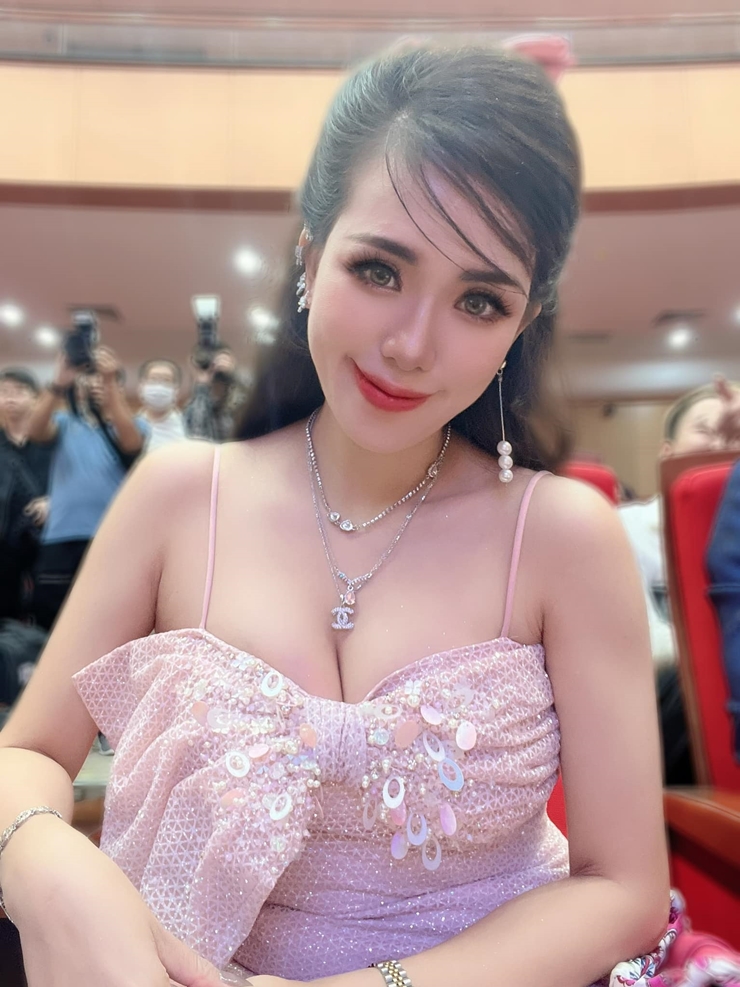 Người đẹp sinh năm 1991 từng được biết đến với vai trò hot girl, người mẫu nhờ ngoại hình nóng bỏng đặc biệt là vòng 1 có số đo &#34;khủng&#34;.
