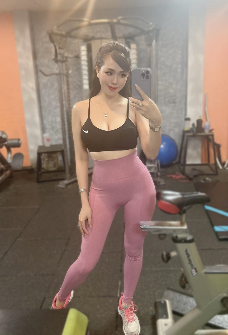 Bên cạnh đó, cựu hot girl Hà thành còn dành thời gian tới phòng tập gym để luyện tập thể thao nhằm duy trì vóc dáng.&nbsp;
