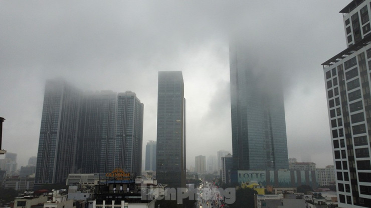 Tình trạng sương mù xuất hiện vào sáng sớm, thậm trí kéo dài cả ngày vẫn tiếp diễn, thời tiết lặng gió và có mưa phùn, chất lượng không khí ở Hà Nội suy giảm nghiêm trọng.