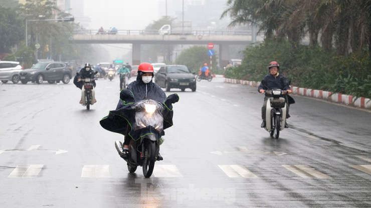 Hiện tại khu vực Hà Nội vẫn đang có mưa nhỏ, mưa phùn lẫn với sương mù.