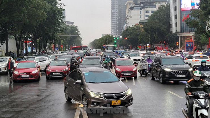 Trời mưa phùn kèm đường trơn trượt, các phụ huynh đưa đón con bằng ô tô chật kín cổng trường thực nghiệm trên đường Liễu Giai gây ùn ứ cục bộ vào cuối buổi chiều 3/2.