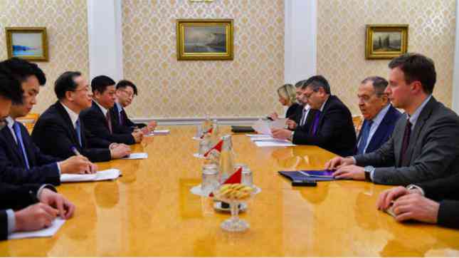 Đoàn do Thứ trưởng Ngoại giao Trung Quốc Mã Triêu Húc dẫn đầu (trái) trong cuộc gặp Ngoại trưởng Nga Sergei Lavrov