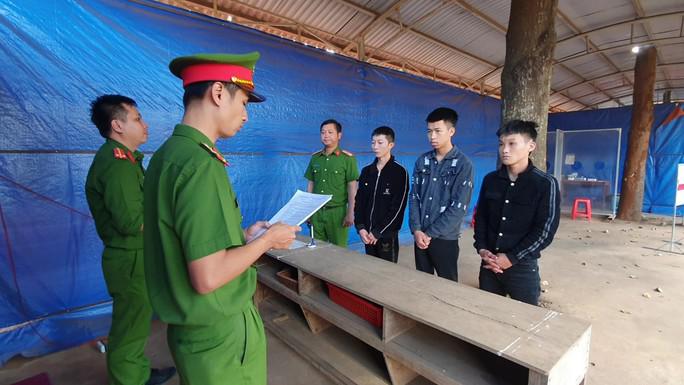 Cơ quan Cảnh sát điều tra - Công an tỉnh Đắk Lắk thi hành lệnh bắt 3 thanh niên để điều tra về hành vi giết người