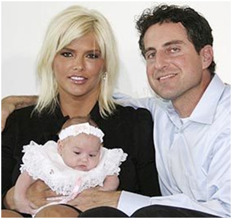 Vào ngày 1 tháng 6 năm 2006, Anna Nicole Smith bất ngờ thông báo cô đang mang thai với một vị luật sư và sau đó sinh ra một bé gái. 
