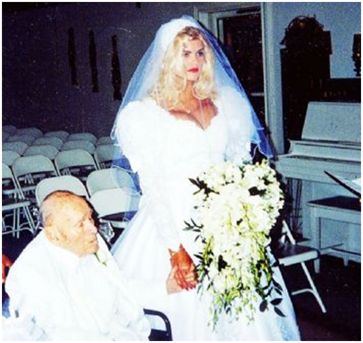 Vào ngày 27 tháng 6 năm 1994, Anna Smith và tỷ phú Marshall kết hôn tại Houston. Hôn lễ của cả hai đã gây sốc truyền thông. Nữ siêu mẫu tóc vàng bị đồn lấy người đáng tuổi ông mình vì tiền.
