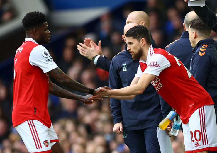 Tân binh Jorginho vào sân thay Thomas Partey nhưng đã chơi rất thất vọng trong trận ra mắt "Pháo thủ"